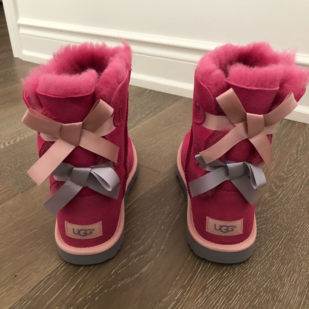 Brand NEW Never Worn UGG Bailey Bow 11